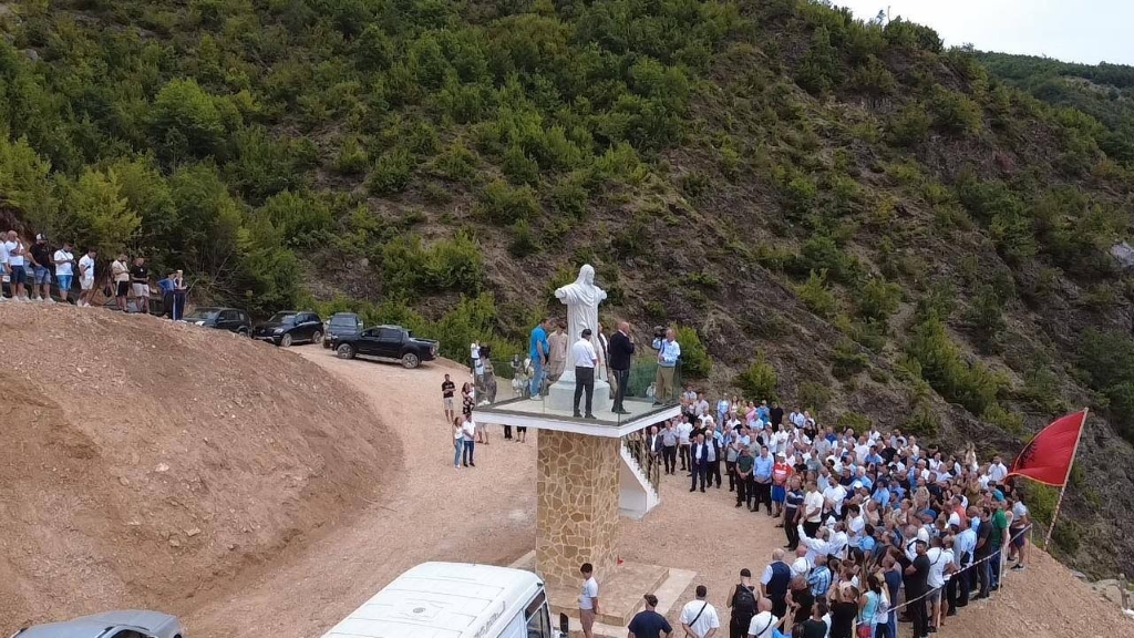 Во Албанија откриена прва статуа на Исус Христос
