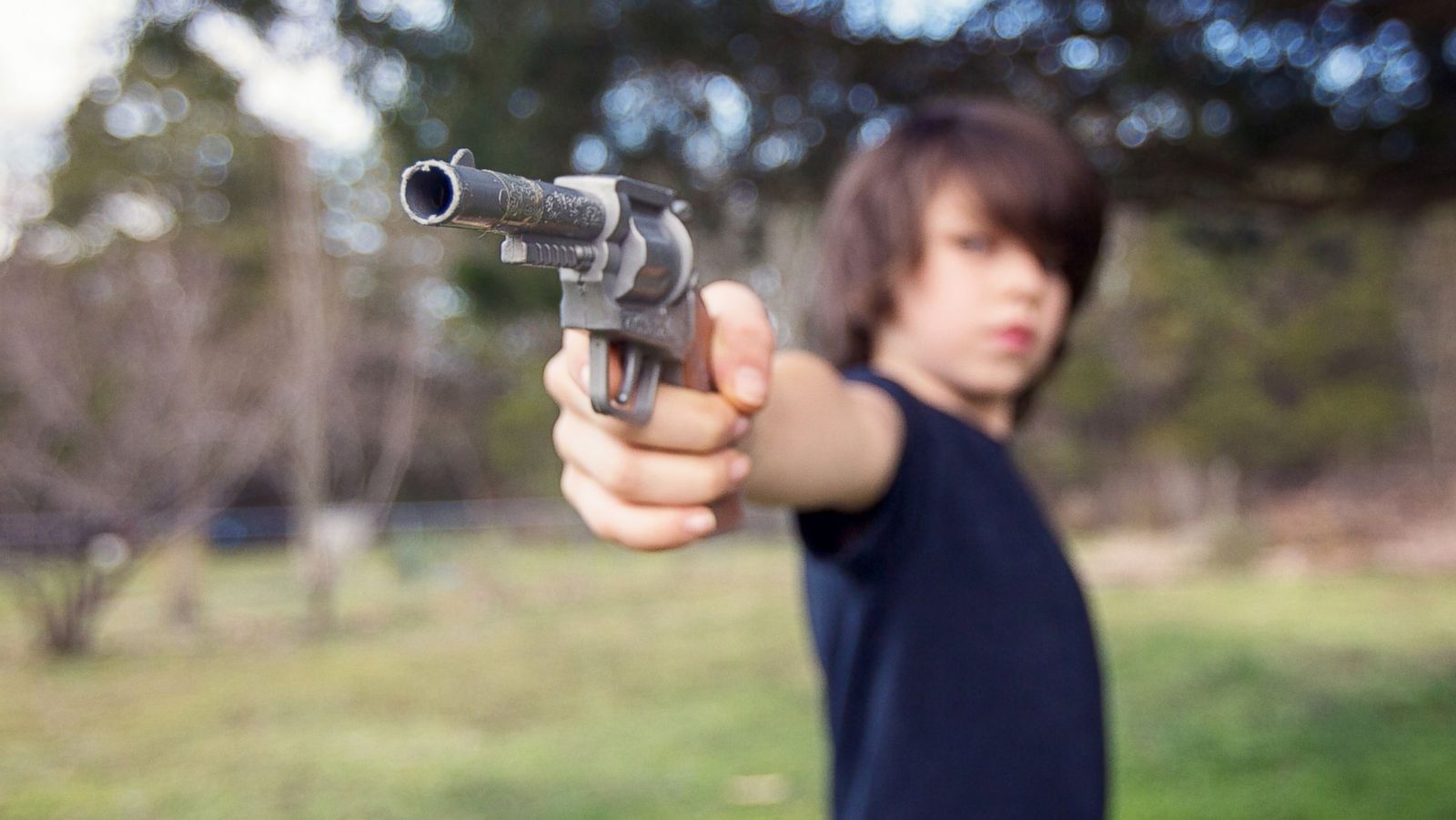 К чему снится стрельба по людям. Подросток с пистолетом. Стрельба с пистолета.
