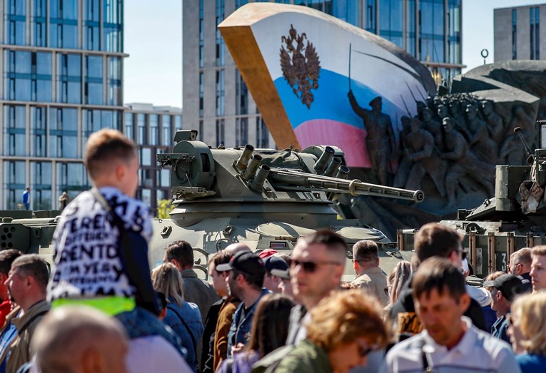 Западното оружје конфискувано од Русите изложено во Москва
